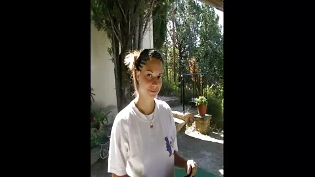 ลูกแมวสีน้ำตาลโค้งมหึมา Vanessa Paradise ให้ blowjob ดู วีดีโอ โป้ และได้รับมือไว
