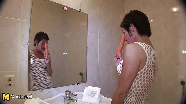 หัวโล้นและเคราผู้ชายนิ้ว fucks และ วีดีโอ โป้ น้อง แน ท fucks ทวารหนักวัยรุ่นหวาน