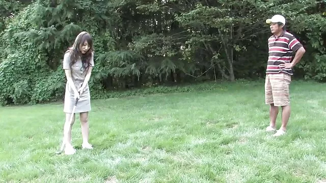พังก์ skanky เจี๊ยบ masturbating เธอ ร่องสีชมพูของเธอบนหลังคา วีดีโอ โป๊